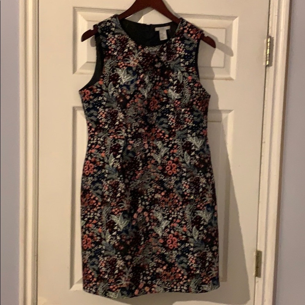 Sleeveless fitted floral dress.